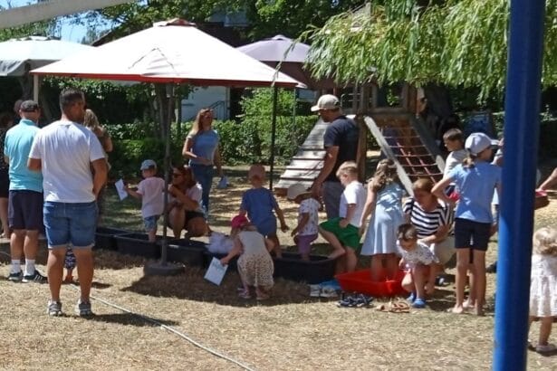 Eltern und Kinder genießen einen Sommertag im Park mit Spielen und Aktivitäten unter Sonnenschirmen.