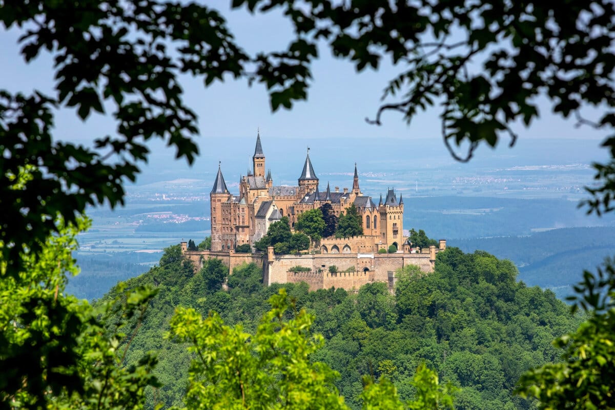 burg hohenzollern burgblick zellerhorn baumfenster