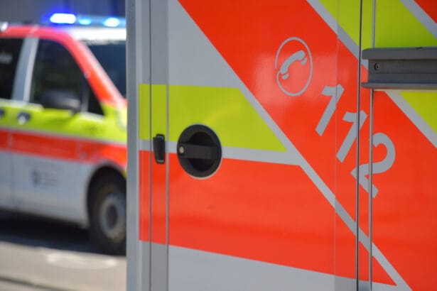 Rettungswagen in Deutschland mit Notrufnummer 112 auf rotem und gelbem Streifen für Notdienste.