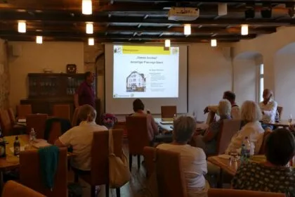 Präsentation zum Planungsstand Oberes Soolbad in einem Saal.