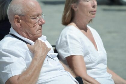 Ein älteres Paar sitzt entspannt in der Sonne.