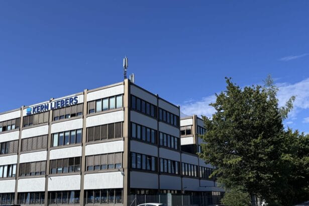 Modernes Bürogebäude mit Kern Liebers Logo, blauer Himmel, grüne Bäume, industrieller Standort.