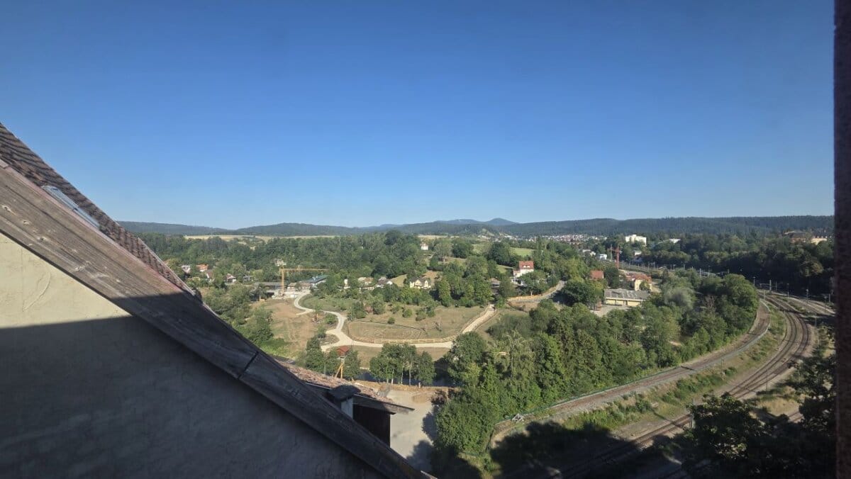 20260812 171531 albr blick vom herrenkramerschen haus erkerraum auf das lgs gelände