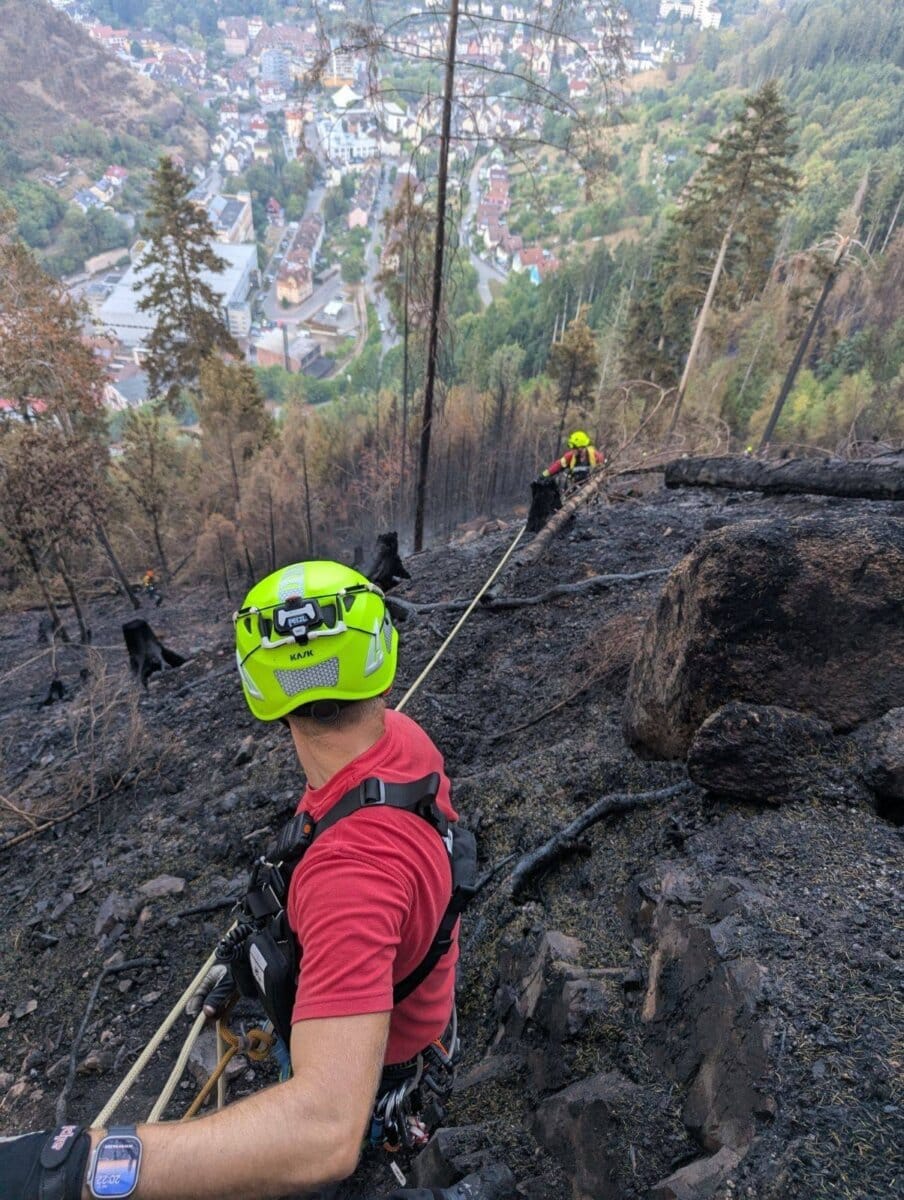 Bergwacht sichert Feuerwehrkräfte im Steilhang