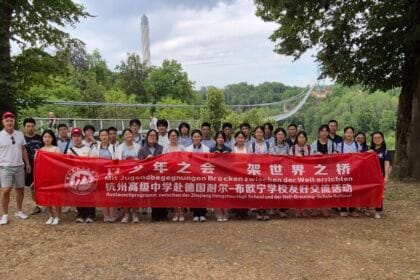 chinesen an der hängebrücke