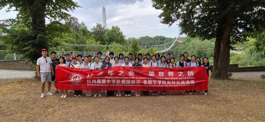 chinesen an der hängebrücke