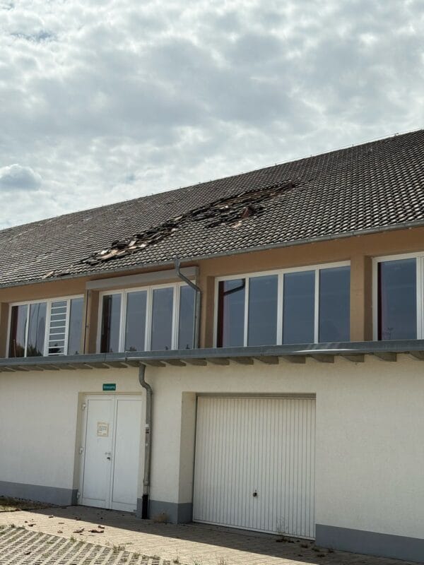 schaden am dach der festhalle