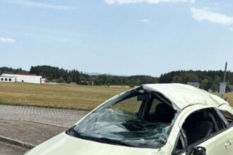beschädigtes auto