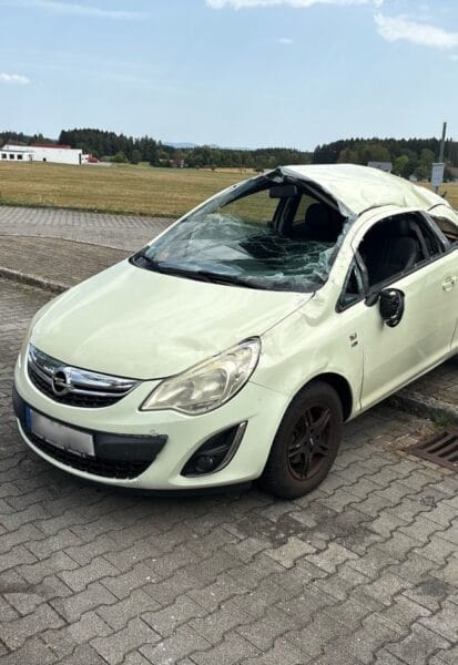 beschädigtes auto