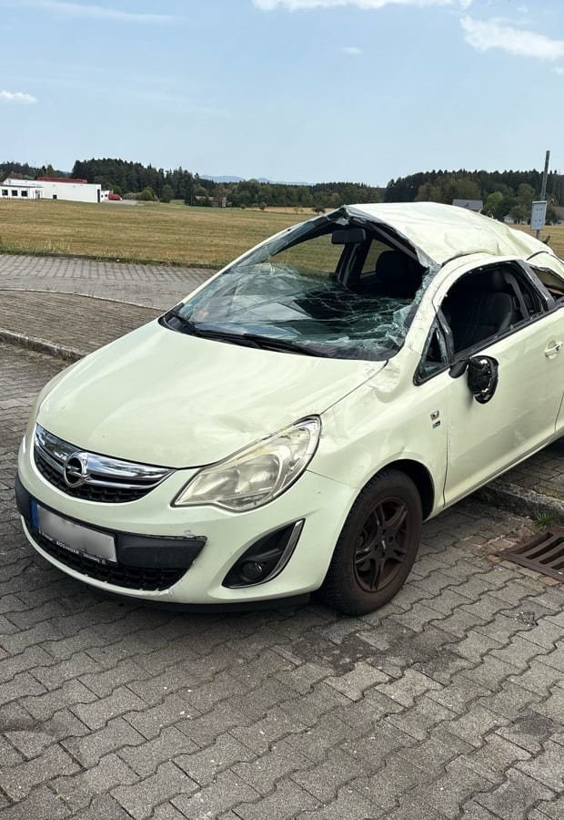 beschädigtes auto