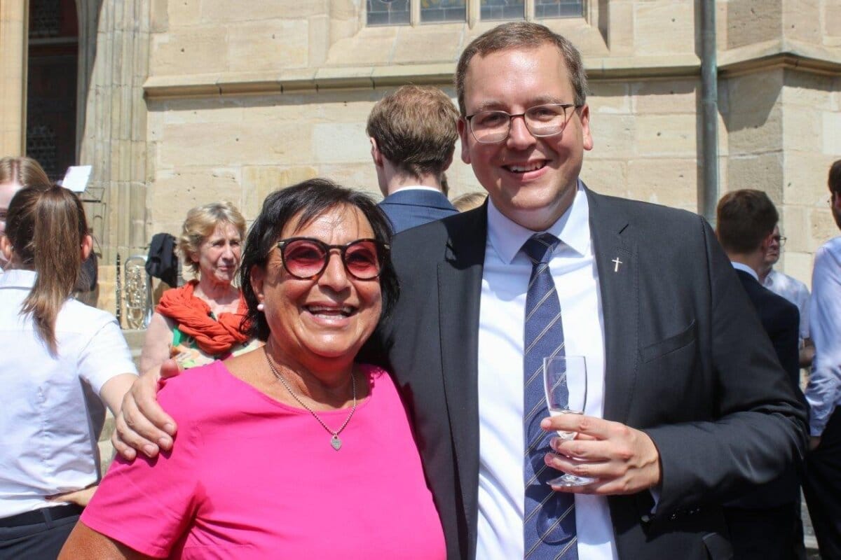 verabschiedung nico schmid (11) vikar mit mutter foto hildebrand
