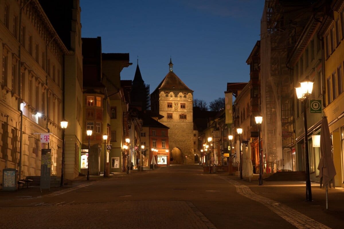 Die Rottweiler Hauptstraße bei Nacht mit Blick auf das Schwarze Tor