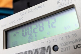 Digitaler Stromzähler zeigt Energieverbrauch in Kilowattstunden