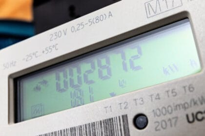 Digitaler Stromzähler zeigt Energieverbrauch in Kilowattstunden