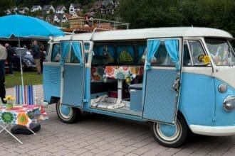 Blau-weißer VW T1 Bulli mit geöffneten Türen bei der WirtschaftswunderKlassik in Schramberg