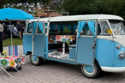 Blau-weißer VW T1 Bulli mit geöffneten Türen bei der WirtschaftswunderKlassik in Schramberg