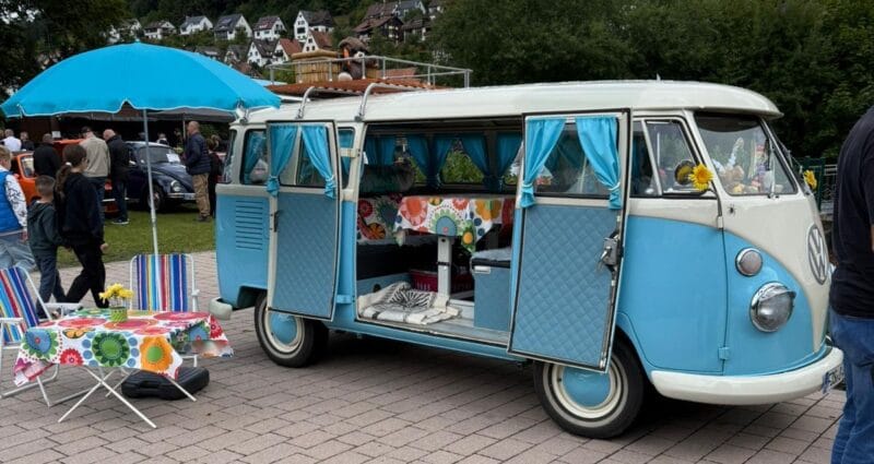 Blau-weißer VW T1 Bulli mit geöffneten Türen bei der WirtschaftswunderKlassik in Schramberg
