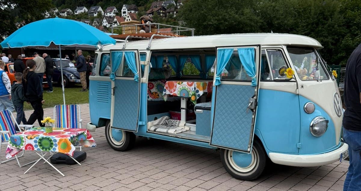Blau-weißer VW T1 Bulli mit geöffneten Türen bei der WirtschaftswunderKlassik in Schramberg