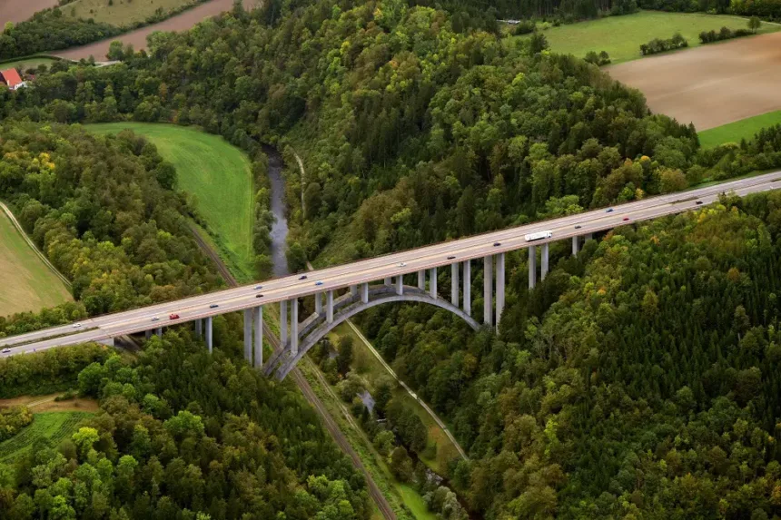 talbruecke neckarburg mit a 81 i bildnachweis hajo dietz
