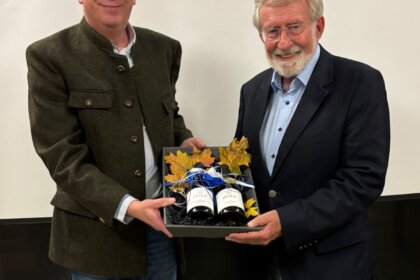 Friedrich Firnkes, 1. Sprecher des Bürgervereins Altstadt-Rottweil e.V. (li) dankt Prof. Dr. Werner Mezger herzlich für den herausragenden Vortrag zum Jubiläumsabend