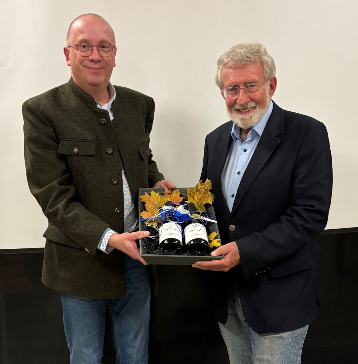 Friedrich Firnkes, 1. Sprecher des Bürgervereins Altstadt-Rottweil e.V. (li) dankt Prof. Dr. Werner Mezger herzlich für den herausragenden Vortrag zum Jubiläumsabend