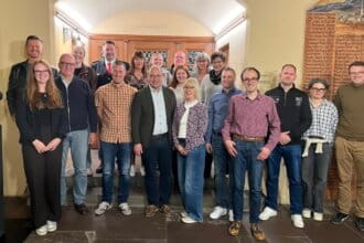 Oberbürgermeister Dr. Ruf, Manfred Lenz und Björn Speiser vom DRK-Ortsverein haben verdiente Blutspenderinnen und Blutspender für mehrmalige Spenden geehrt.