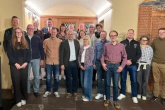 Oberbürgermeister Dr. Ruf, Manfred Lenz und Björn Speiser vom DRK-Ortsverein haben verdiente Blutspenderinnen und Blutspender für mehrmalige Spenden geehrt.