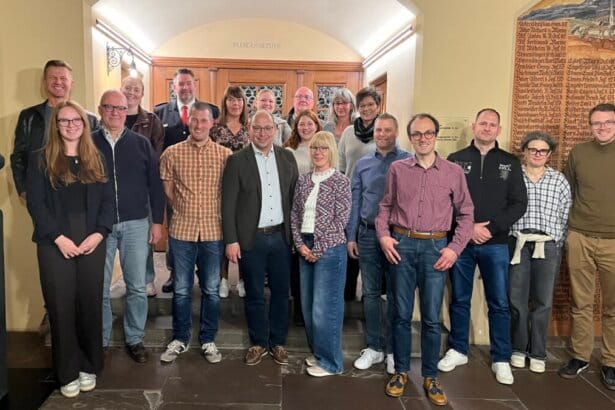 Oberbürgermeister Dr. Ruf, Manfred Lenz und Björn Speiser vom DRK-Ortsverein haben verdiente Blutspenderinnen und Blutspender für mehrmalige Spenden geehrt.