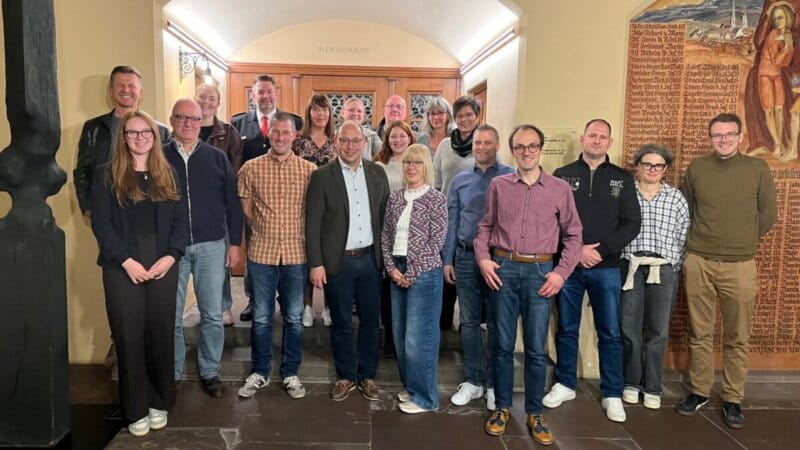Oberbürgermeister Dr. Ruf, Manfred Lenz und Björn Speiser vom DRK-Ortsverein haben verdiente Blutspenderinnen und Blutspender für mehrmalige Spenden geehrt.
