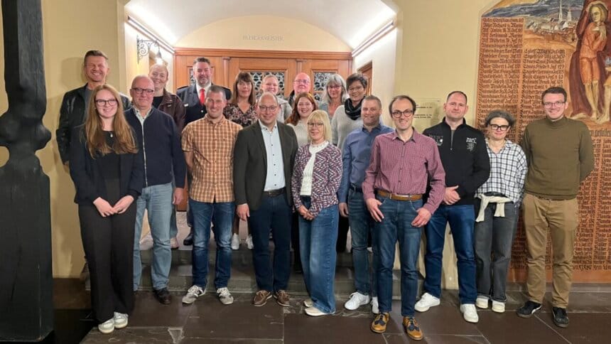 Oberbürgermeister Dr. Ruf, Manfred Lenz und Björn Speiser vom DRK-Ortsverein haben verdiente Blutspenderinnen und Blutspender für mehrmalige Spenden geehrt.