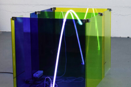 dieser raum in uns glasfarbe neon 100x105x160cm 2025 2026