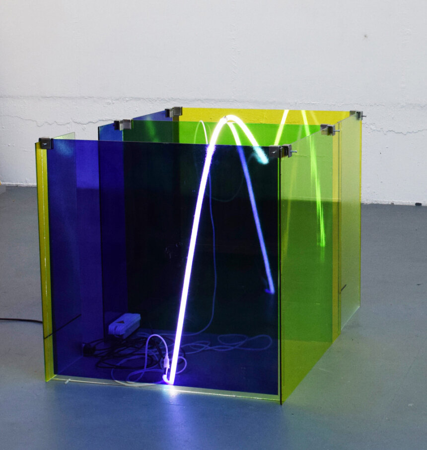 dieser raum in uns glasfarbe neon 100x105x160cm 2025 2026