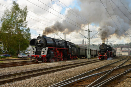 efz dampflokomotiven 01 519 und 52 7596 bei der paralellausfahrt aus dem bahnhof rottweil am 02.10.2016 aufnahme be