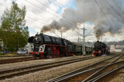 efz dampflokomotiven 01 519 und 52 7596 bei der paralellausfahrt aus dem bahnhof rottweil am 02.10.2016 aufnahme be