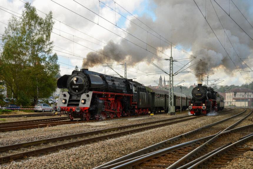efz dampflokomotiven 01 519 und 52 7596 bei der paralellausfahrt aus dem bahnhof rottweil am 02.10.2016 aufnahme be