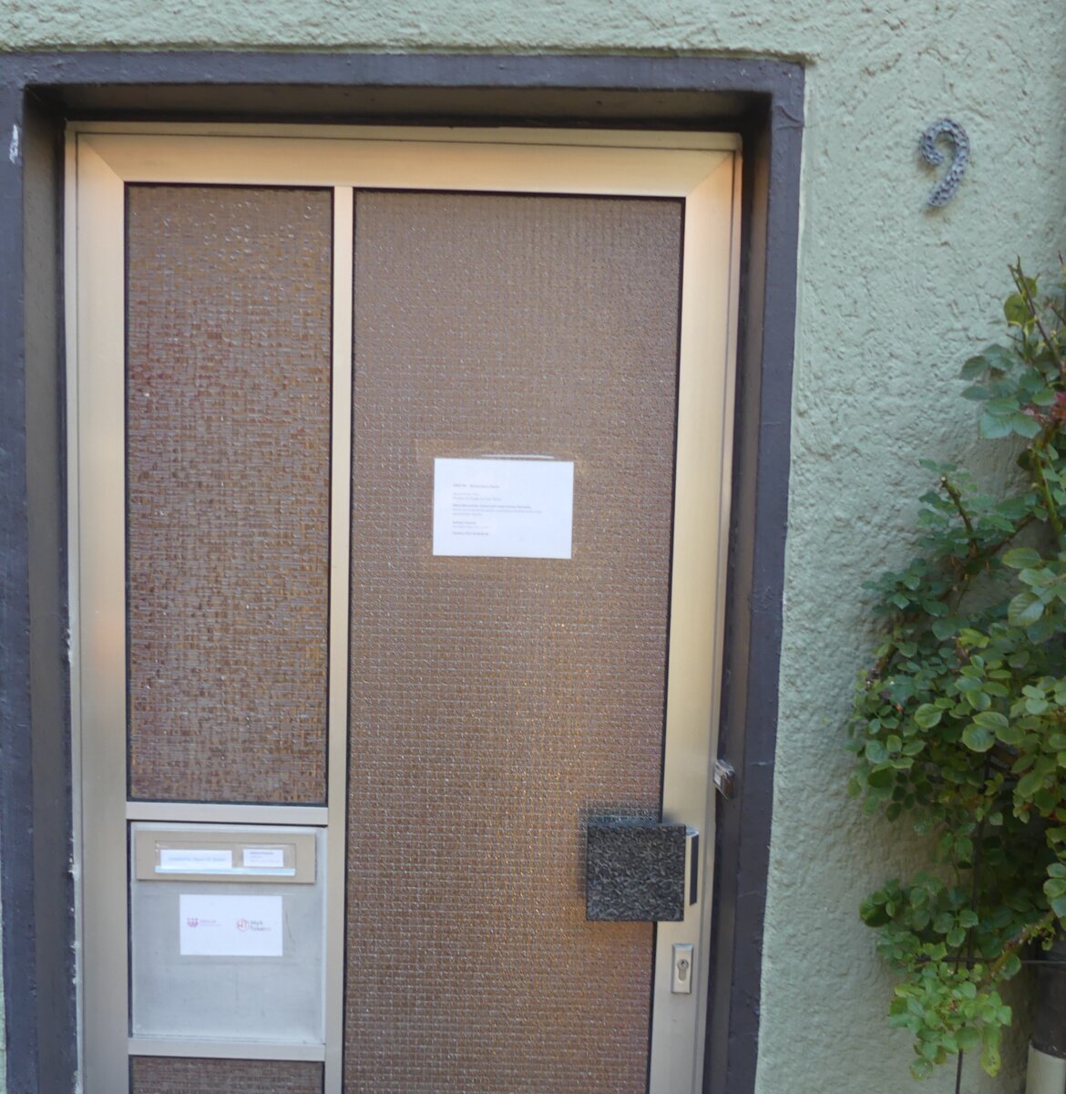 ein aushang verraet die kontaktdaten fuer idea 24 in der engelgasse 9 p1180476 bearbeitet
