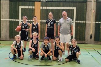 hinten v.l. ruth neubacher, Ümit su, luise nahrgang, joe acker (co trainer) vorne v.l. elias jäckle, lukas weyler, furkan musan, emil mladenov und ole verhoven