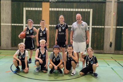 hinten v.l. ruth neubacher, Ümit su, luise nahrgang, joe acker (co trainer) vorne v.l. elias jäckle, lukas weyler, furkan musan, emil mladenov und ole verhoven
