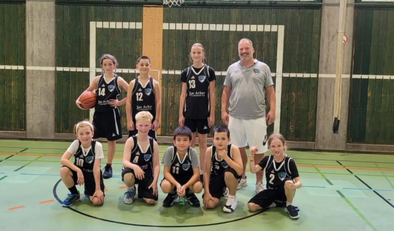 hinten v.l. ruth neubacher, Ümit su, luise nahrgang, joe acker (co trainer) vorne v.l. elias jäckle, lukas weyler, furkan musan, emil mladenov und ole verhoven