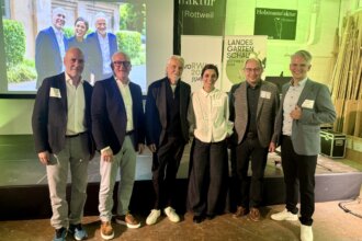 Beim 4. Rottweiler Wirtschaftstreffen „voRWärts Wirtschaft 2028“ in der Holzmanufaktur Rottweil (von links): Günther Seitz, Alexander Keller, Hermann Klos, Adelina Dodolli, Oberbürgermeister Dr. Christian Ruf und Wirtschaftsförderer Alexander Stengelin.