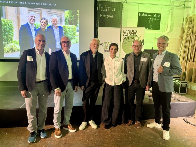 Beim 4. Rottweiler Wirtschaftstreffen „voRWärts Wirtschaft 2028“ in der Holzmanufaktur Rottweil (von links): Günther Seitz, Alexander Keller, Hermann Klos, Adelina Dodolli, Oberbürgermeister Dr. Christian Ruf und Wirtschaftsförderer Alexander Stengelin.