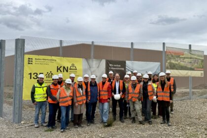 Mitglieder der Begleitgruppe JVA informierten sich bei einem erneuten Besuch über den aktuellen Baufortschritt der neuen Justizvollzugsanstalt im Rottweiler Esch und die Vorbereitungen für den künftigen Betrieb