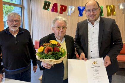 Schwiegersohn Gerhard Sieweck, Jubilar Dr. Gerhard Brod und Oberbürgermeister Dr. Christian Ruf (von links) bei der Gratulation zum 100. Geburtstag. Der Oberbürgermeister überreichte einen Blumenstrauß sowie die Glückwunschurkunde des Ministerpräsidenten.
