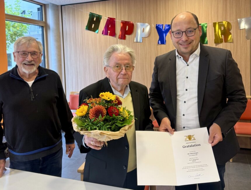 Schwiegersohn Gerhard Sieweck, Jubilar Dr. Gerhard Brod und Oberbürgermeister Dr. Christian Ruf (von links) bei der Gratulation zum 100. Geburtstag. Der Oberbürgermeister überreichte einen Blumenstrauß sowie die Glückwunschurkunde des Ministerpräsidenten.