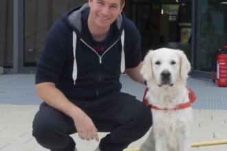 Kai Marcel Müller mit seinem Golden Retriever – Rottweil