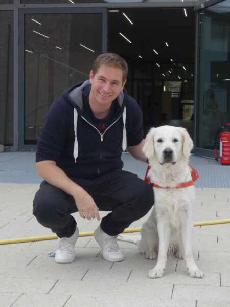 Kai Marcel Müller mit seinem Golden Retriever – Rottweil