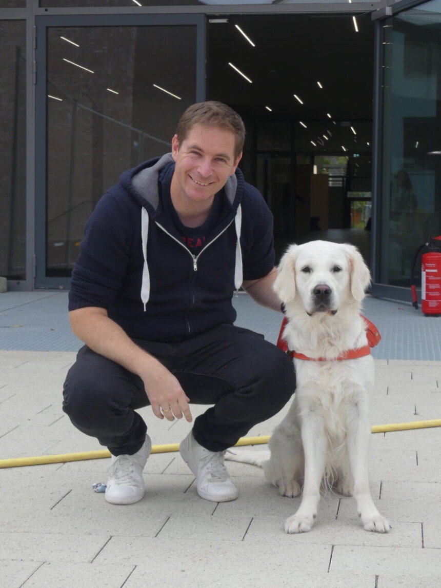 Kai Marcel Müller mit seinem Golden Retriever – Rottweil