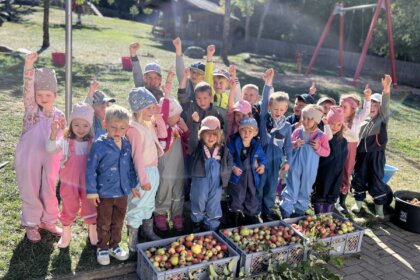 Mit viel Freude bei der Sache: Die Kinder des Kindergartens Herzstückle in Zepfenhan erleben gesunde Ernährung ganz praktisch – vom Ernten der Äpfel bis zur gemeinsamen Verarbeitung im Kindergarten.