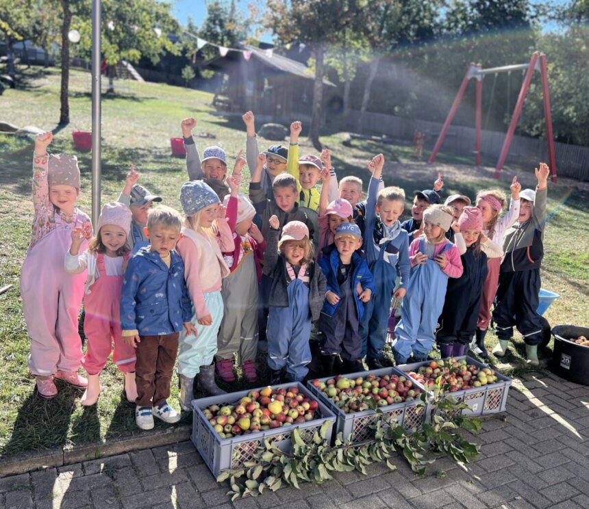 Mit viel Freude bei der Sache: Die Kinder des Kindergartens Herzstückle in Zepfenhan erleben gesunde Ernährung ganz praktisch – vom Ernten der Äpfel bis zur gemeinsamen Verarbeitung im Kindergarten.