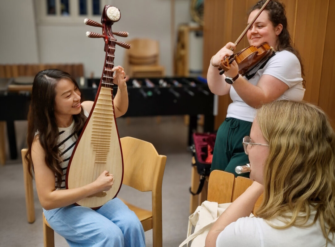 Eine Pipa, ein traditionelles Instrument aus Taiwan, ist beim Konzert von „Musik verbindet“ am 8. November in Schramberg zu erleben – als ein Farbtupfer in einem breiten Musik-Panorama. Foto: Annika Kußberger